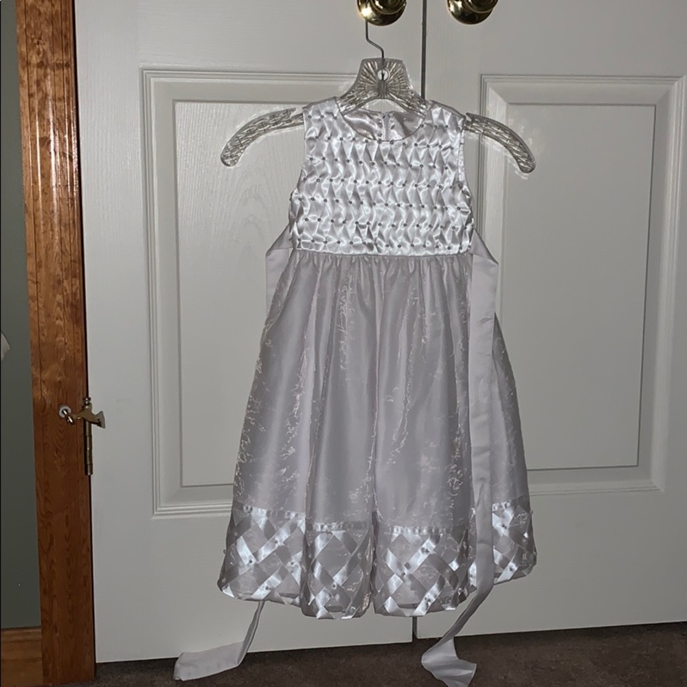 White Satin Ribbon and Tulle Dress Kids Size 3T 💕